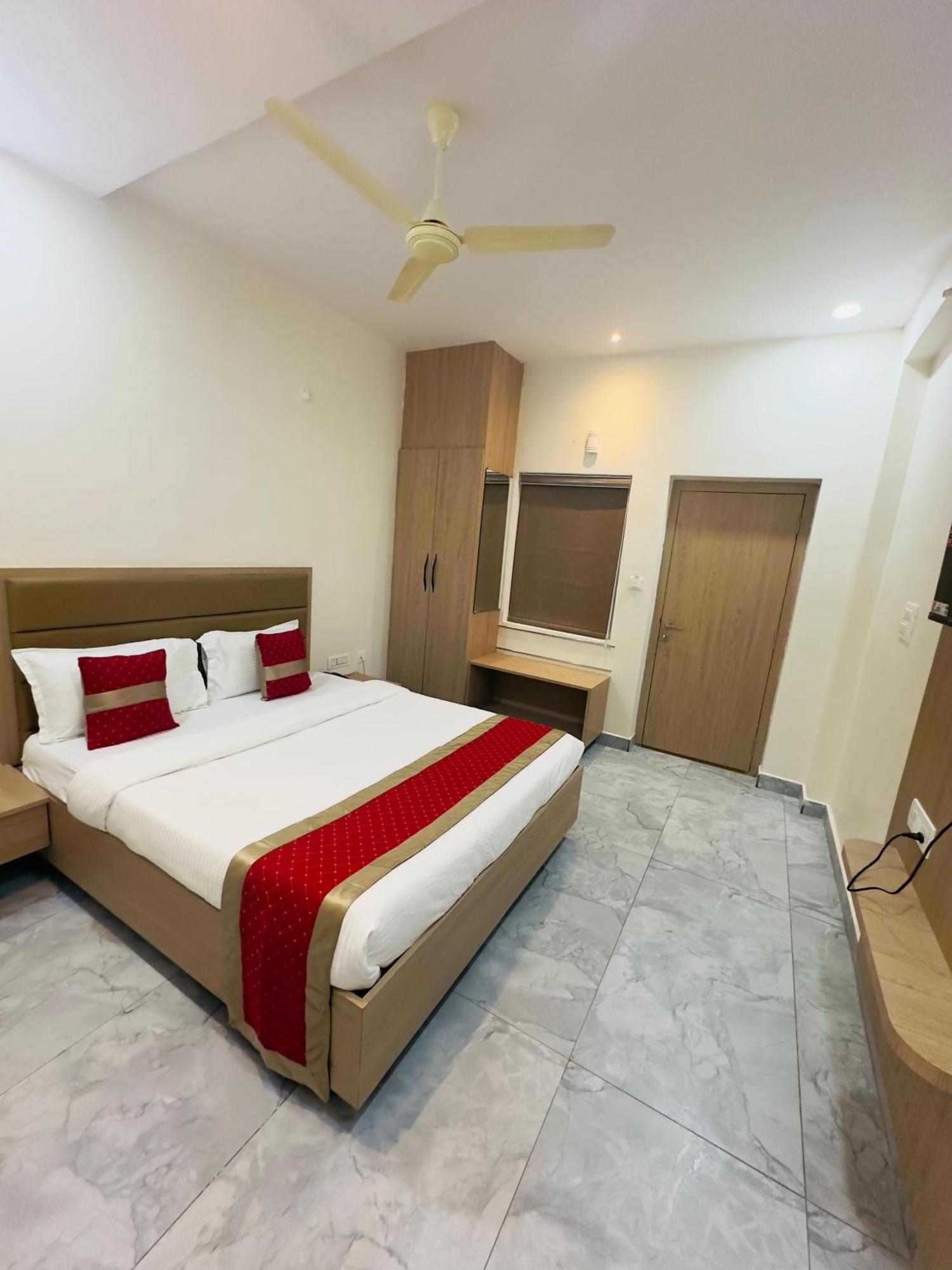 Hotel Raga Karimnagar Værelse billede