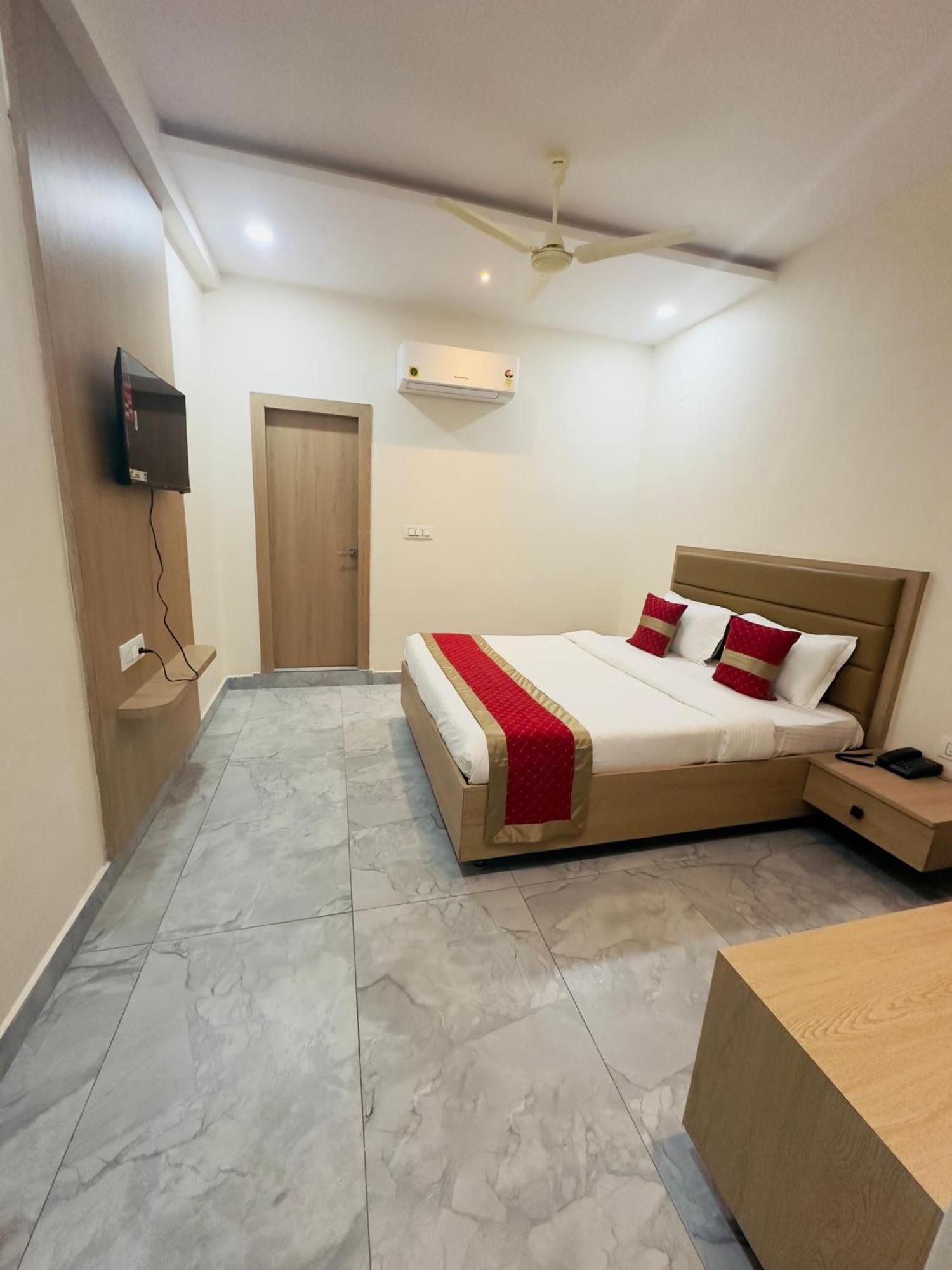 Hotel Raga Karimnagar Værelse billede