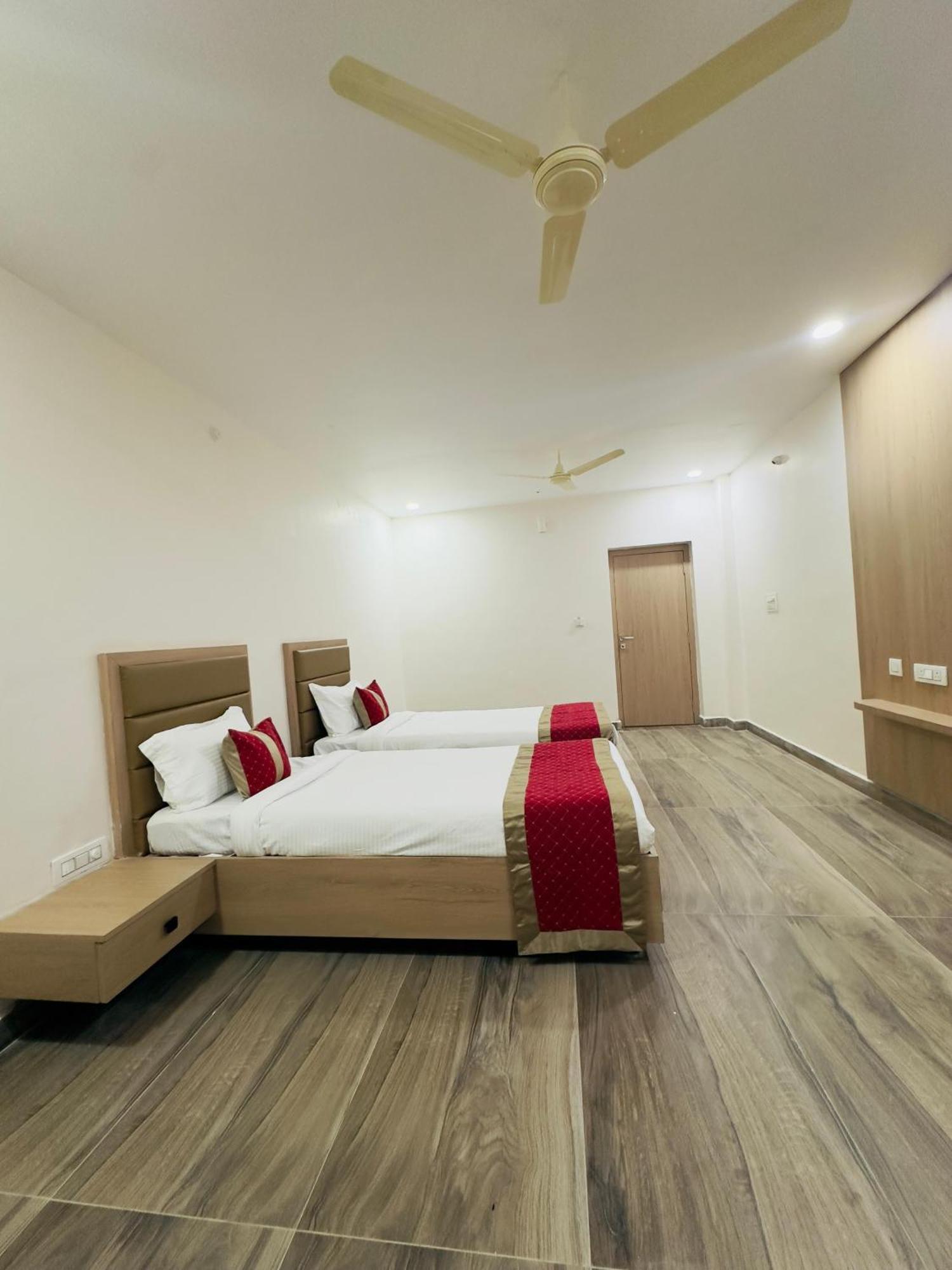 Hotel Raga Karimnagar Værelse billede