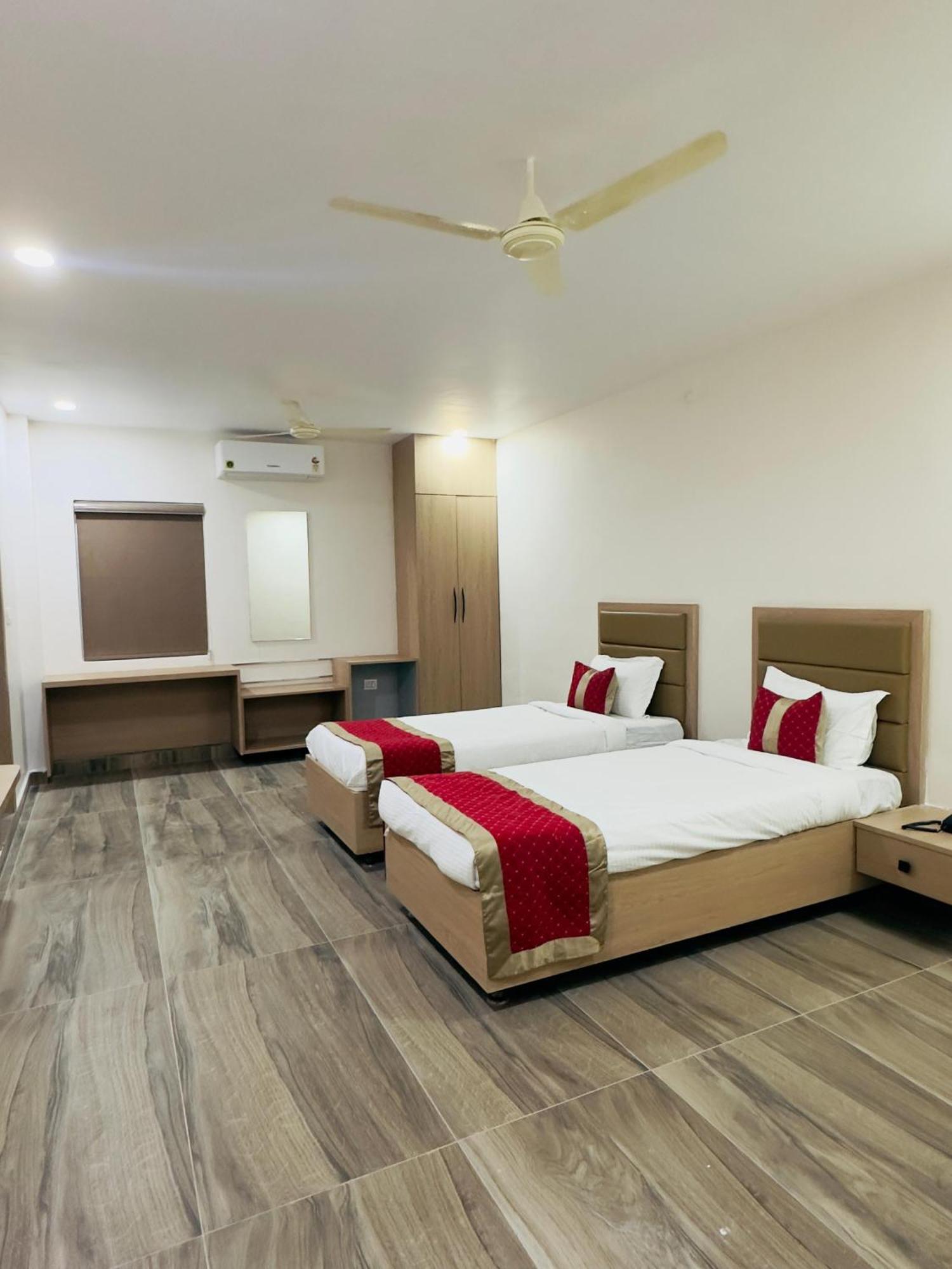 Hotel Raga Karimnagar Værelse billede