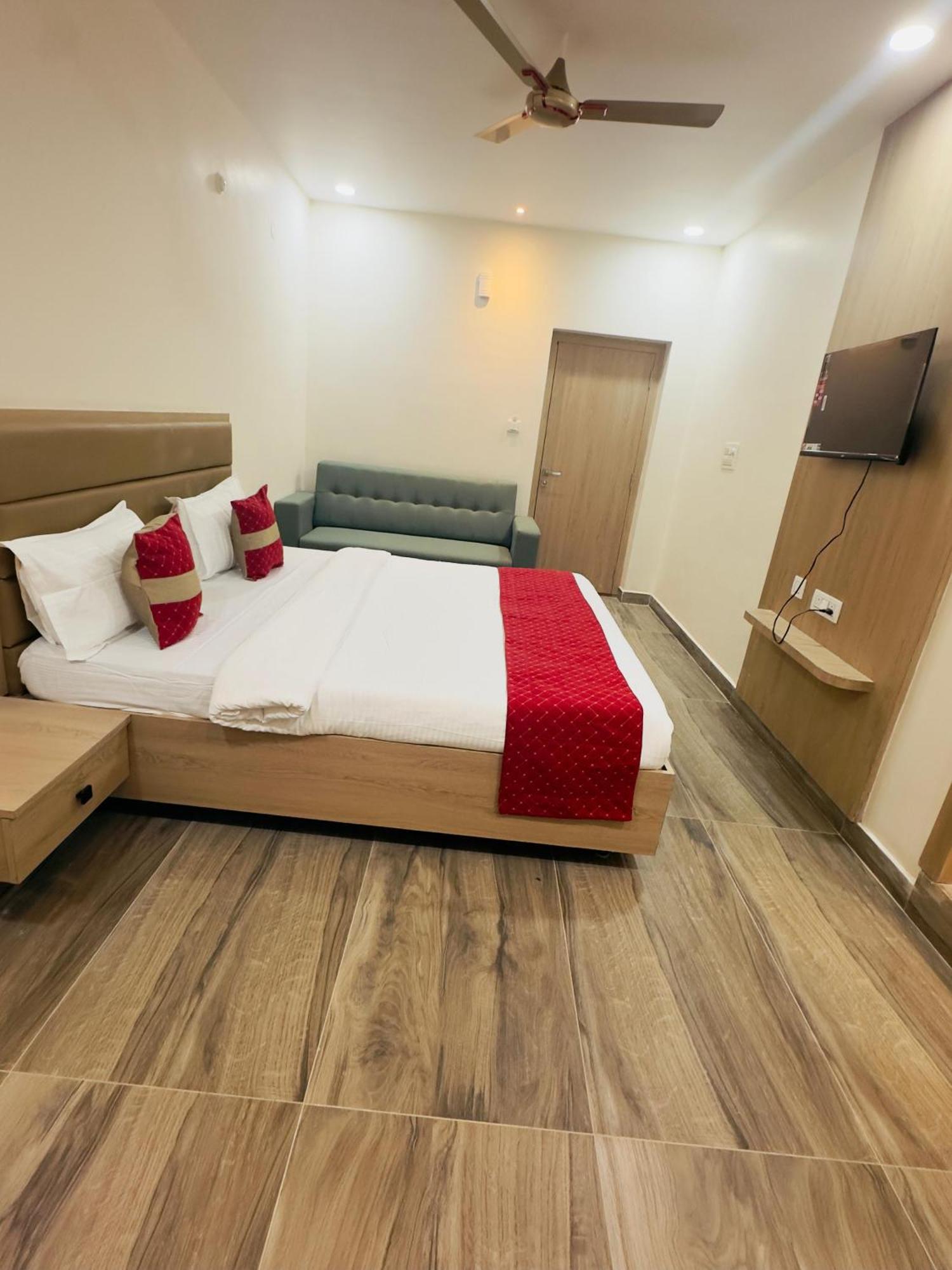 Hotel Raga Karimnagar Værelse billede