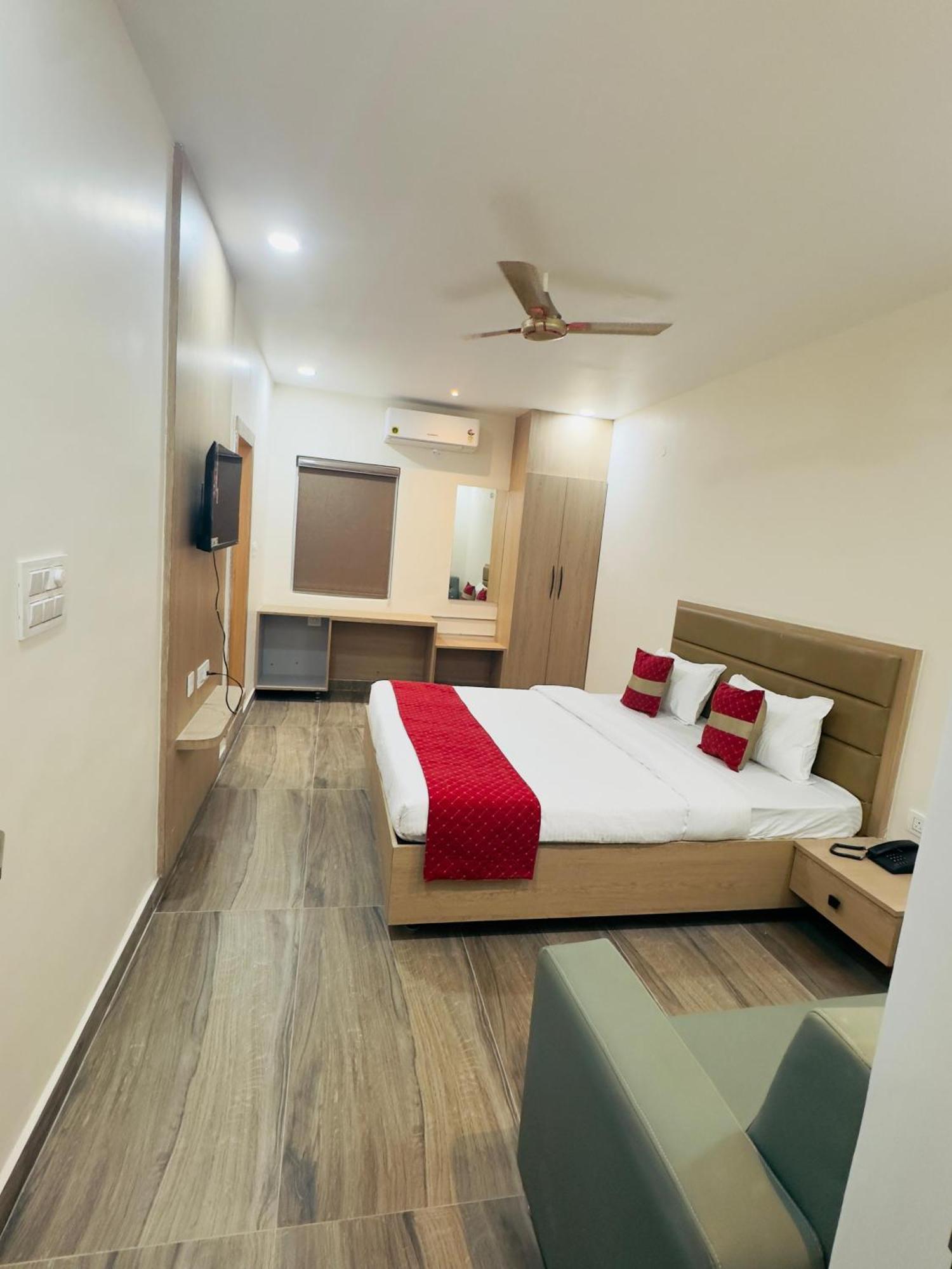Hotel Raga Karimnagar Eksteriør billede