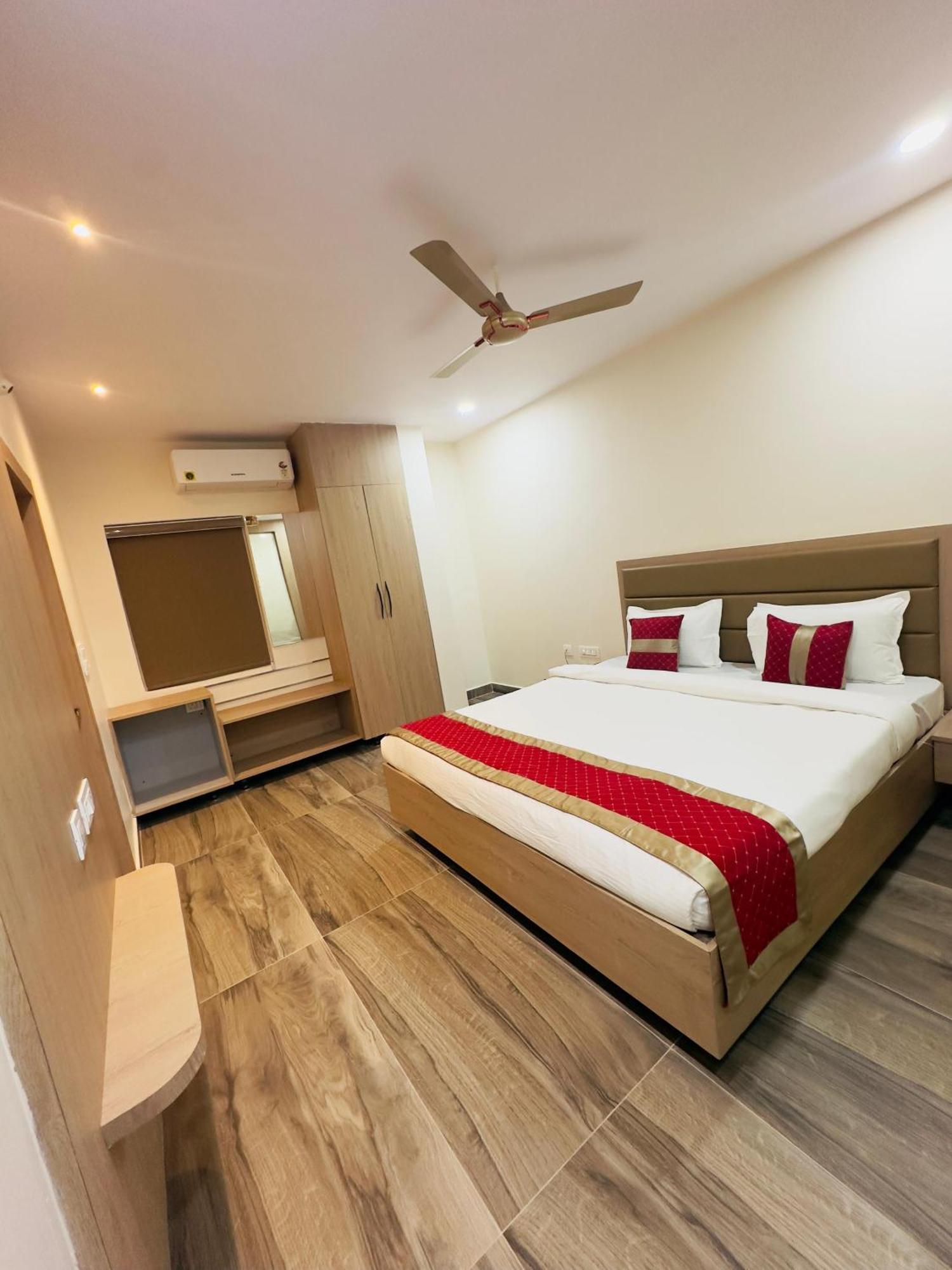 Hotel Raga Karimnagar Eksteriør billede